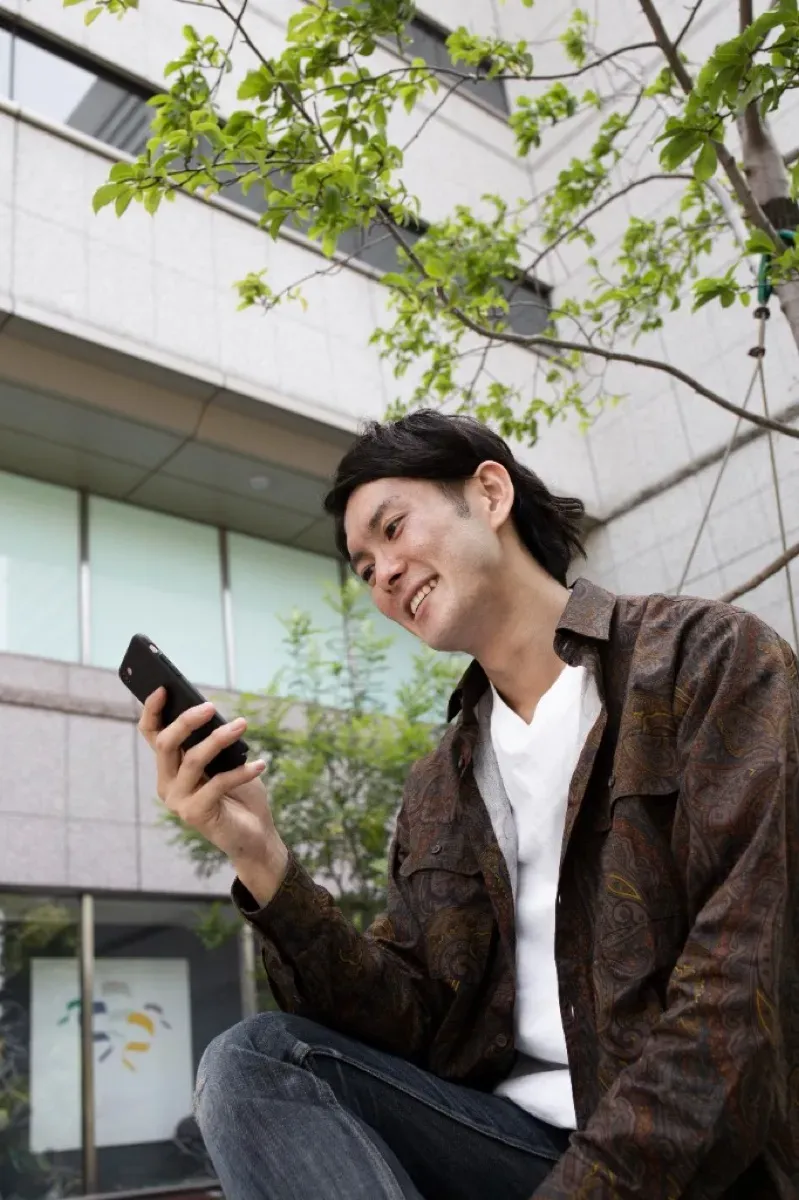 Student using TalkCampus on their phone
