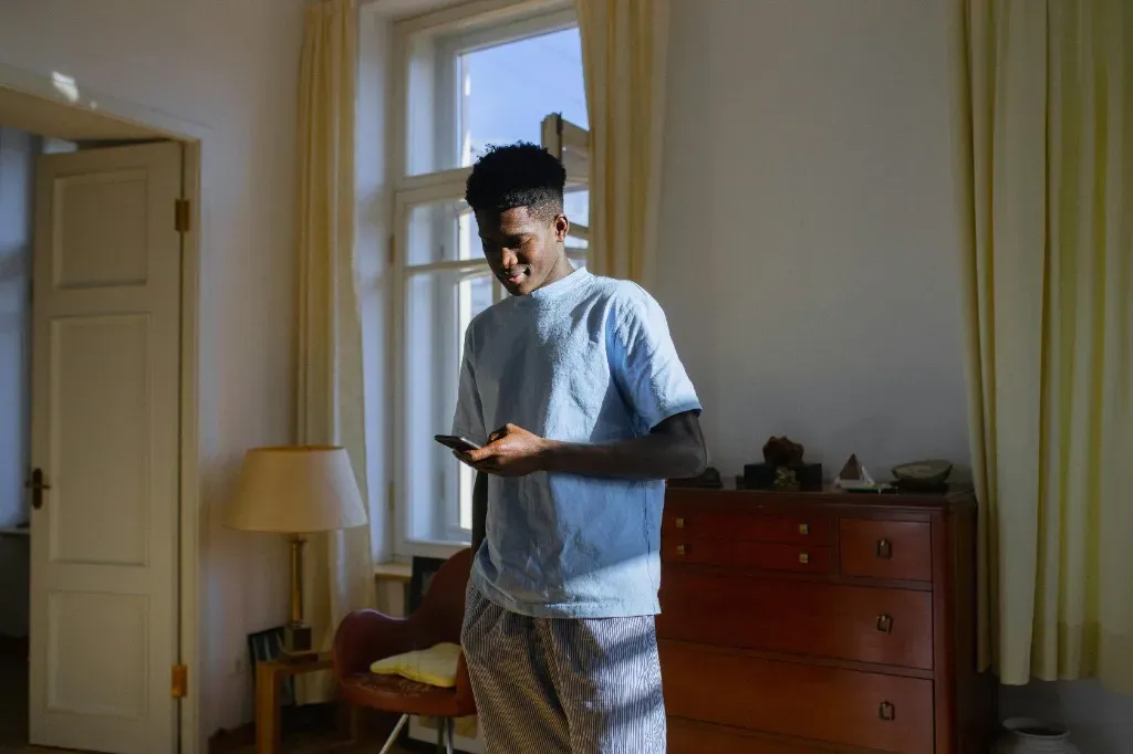 Student using phone for therapy