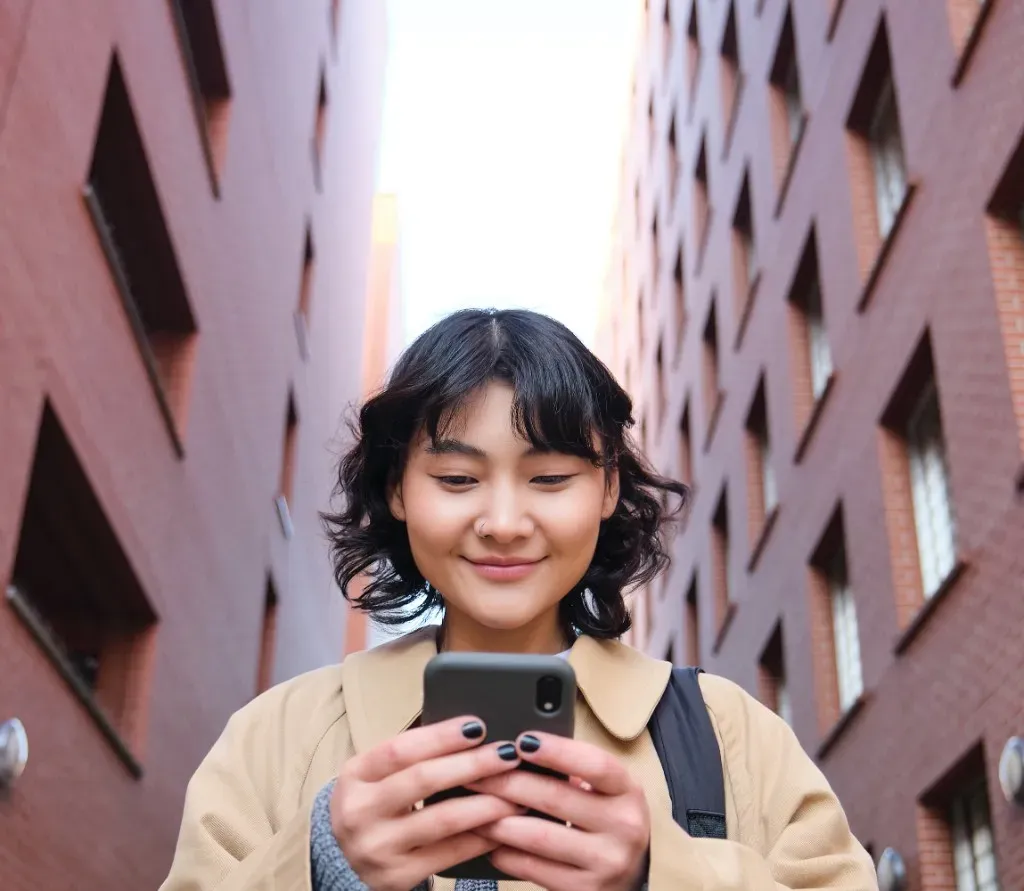 Student using TalkCampus peer support app