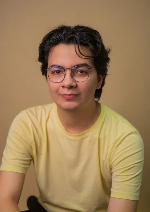 Student using TalkCampus on campus